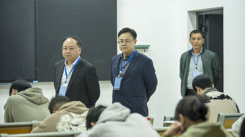 校长视察考场