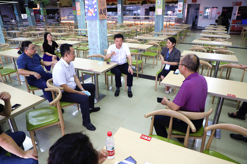 党委书记袁维坤现场组织防疫会议