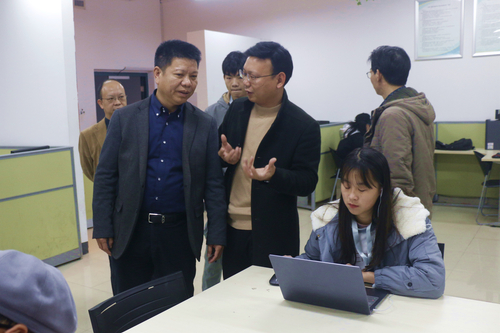 评审专家一行现场考察校园广播电视台