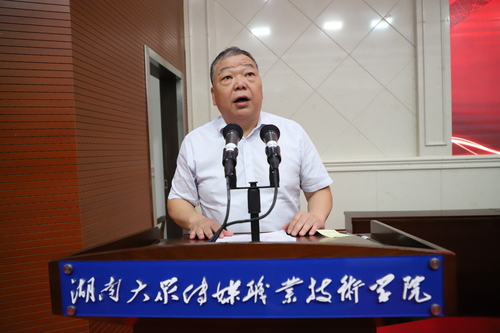 副院长蒋民权作《财务工作报告》