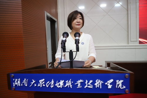 工作委员会主任钱英作《提案工作报告》