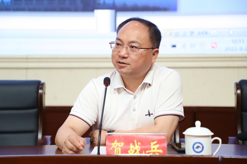 校长贺战兵主持