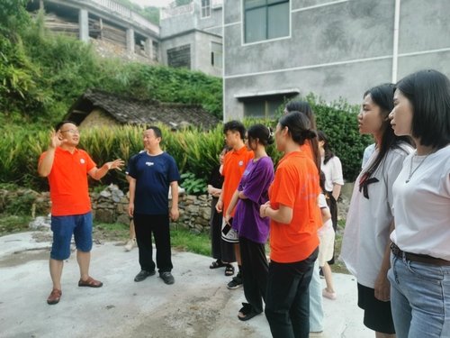 【德育】实践团成员与驻村工作组一同走访新桥村 了解新桥村新面貌