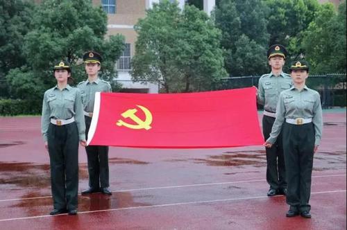 对着党旗宣誓