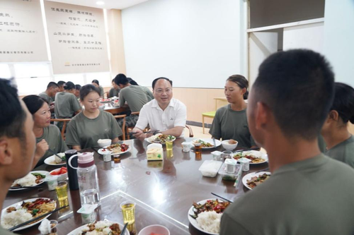 校领导看望慰问自训教员2