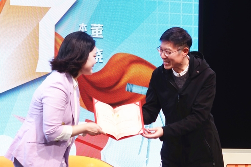 湖南大众传媒职业技术学院影视艺术学院院长李兵为董晓颁发聘书