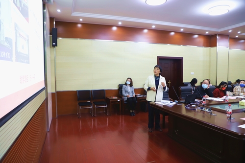 马克思主义学院院长王利华教授展示活动成果
