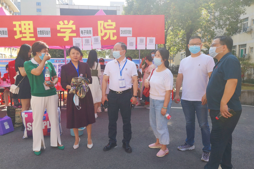 校长贺战兵在迎新现场