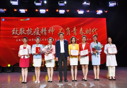 图片3  袁书记为选手颁奖并合影