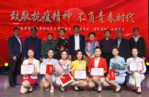 图片4  校领导、评委与选手合影